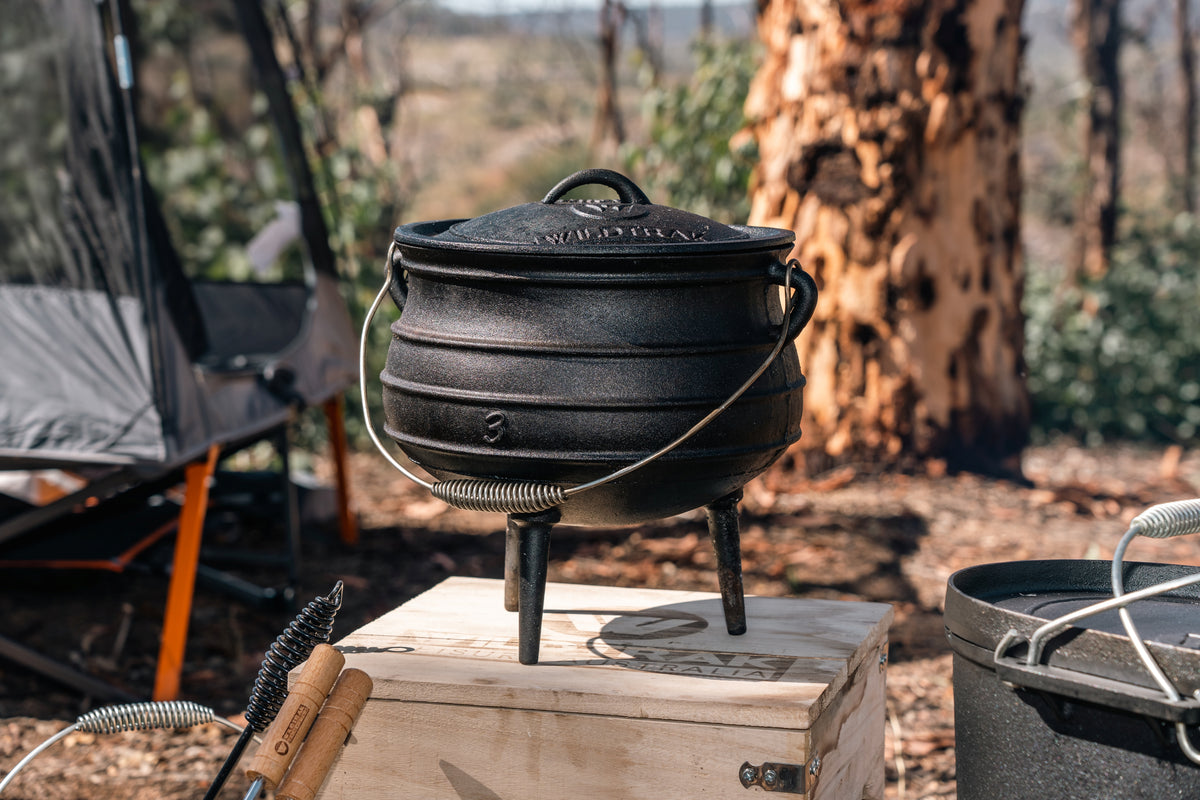 Wildtrak™ Pre-Seasoned 8Litre Cast Iron Potjie Pot with 3Feet, Spiral Bail Handle with Wooden Box with Handles