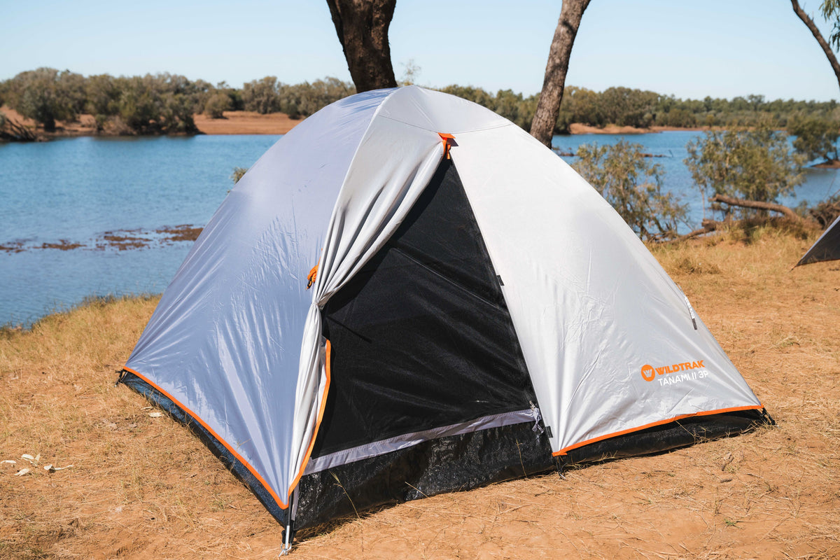 Wildtrak™ Tanami Series II 3P Dome Tent, Easy 1 Person Assemble, Heavy Duty Floor, Shock Corded Fibreglass & Steel Poles, Ultrafine Mesh, J Hook Connections, Airlite Vents, Silver Coated Waterproof Fly, Carry Bag with Handles