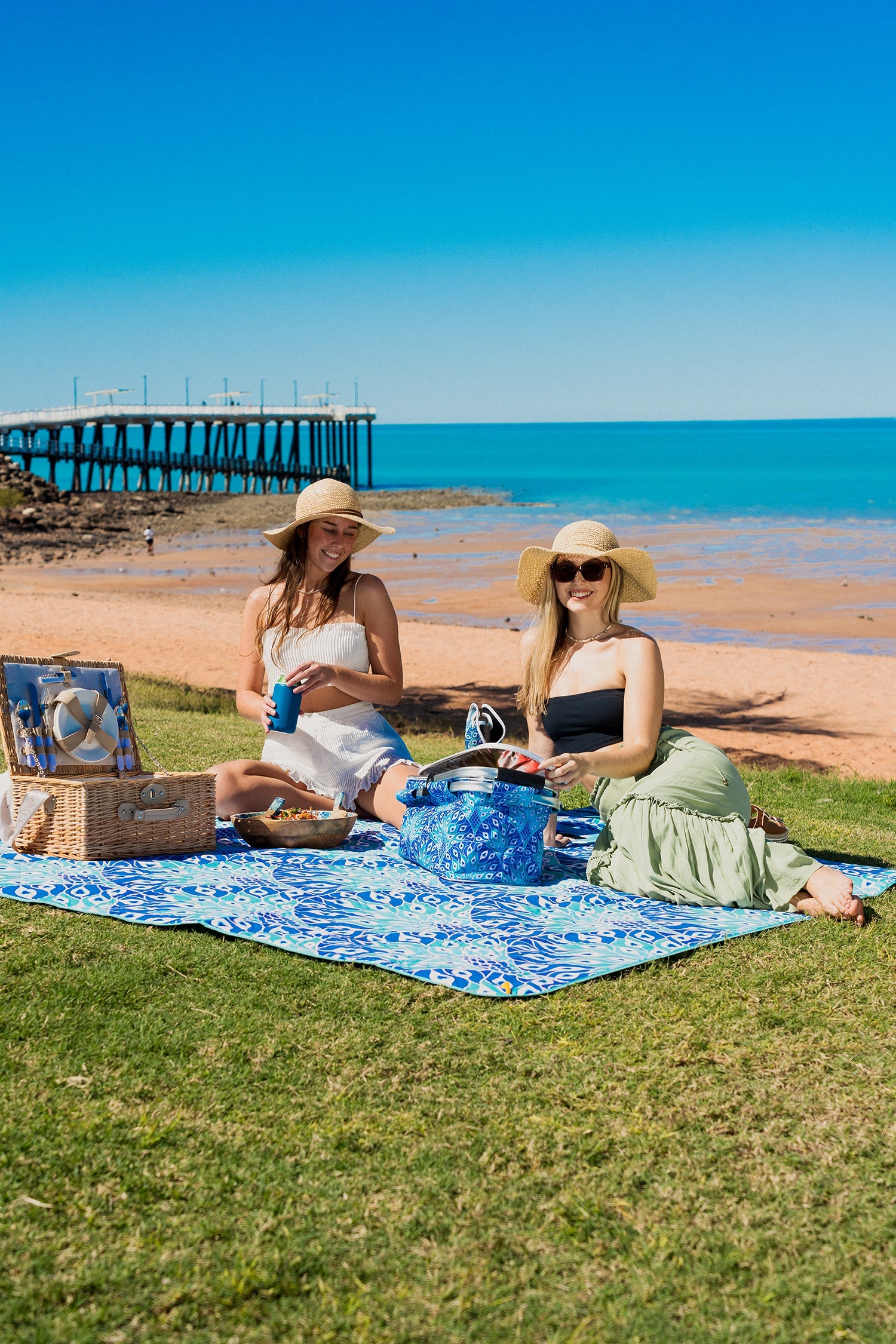 Good Vibes™ Insulated Market Cooler Bag, Aluminium Frame, Fully Zipped, Collapsible - Peacock Paradise