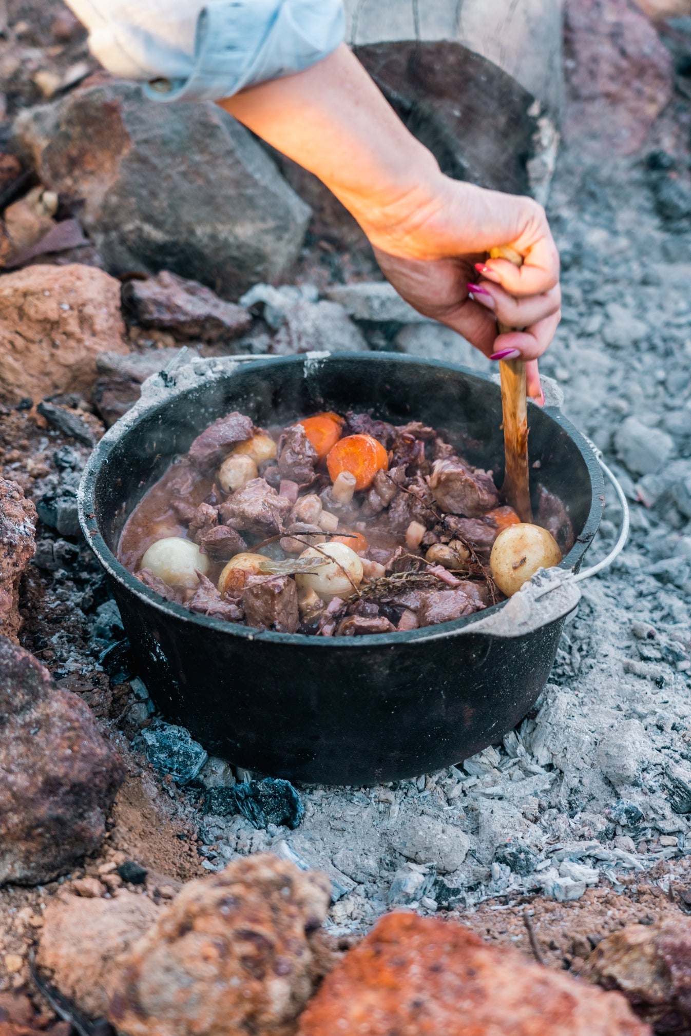 9 QUART CAST IRON CAMP OVEN